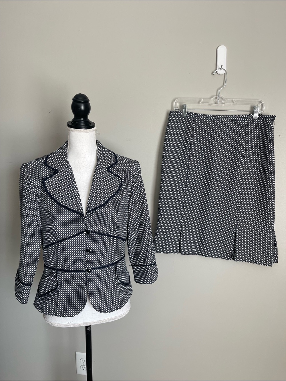 JULIAN TAYLOR Polka Dot Two-Piece Blazer & Skirt Set Sz 10
